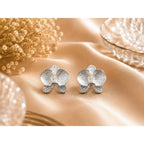 Brinco Orquídea com Pérolas e Zircônias Elegância Atemporal Joias Charmosas e Naturais Design Exclusivo Pétalas Texturizadas
