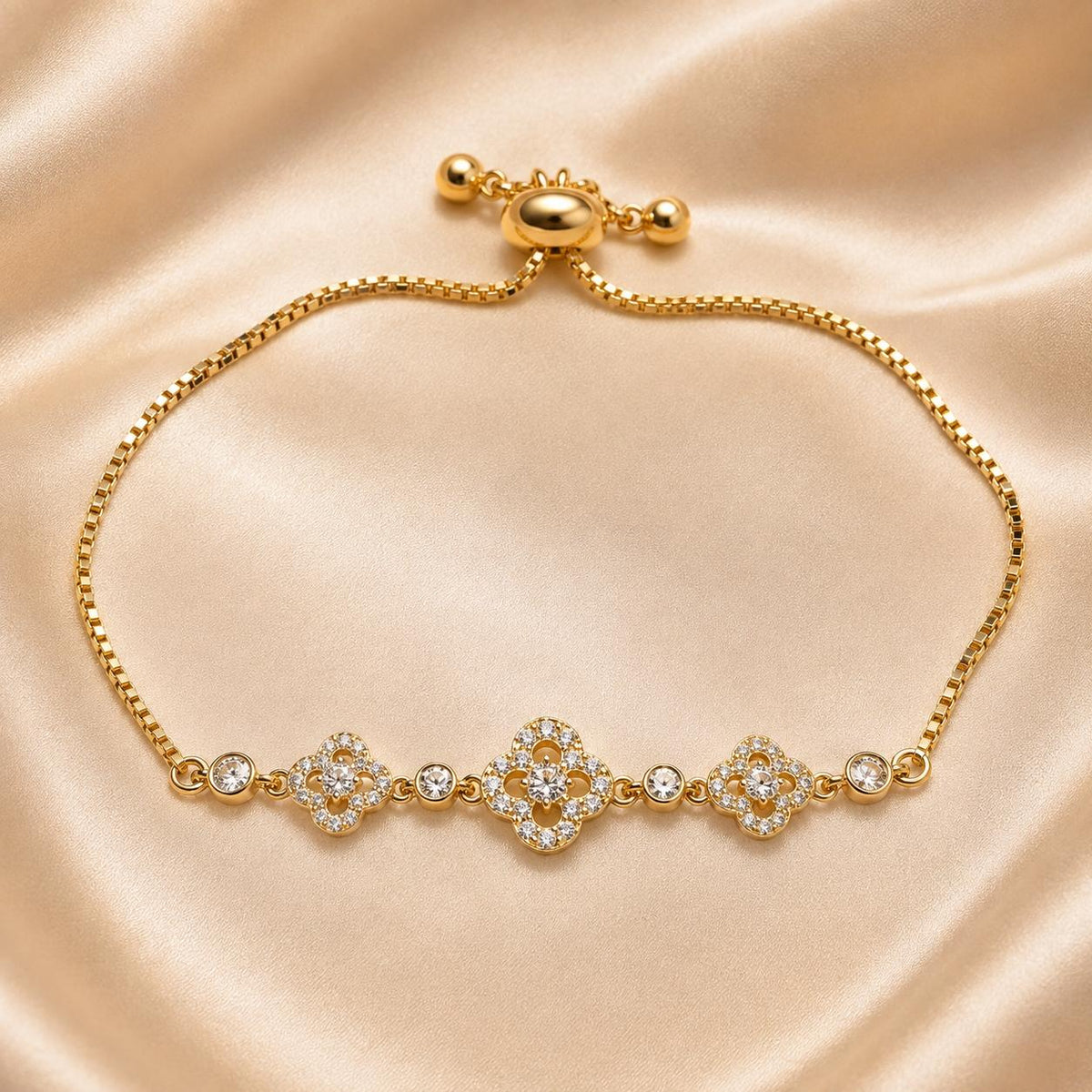 Pulseira Ajustável com Três Trevos Ocos Cravejados de Zircônias | Pulseira Feminina Dourada e Prateada Acessório Delicado Elegante Ideal para Presente