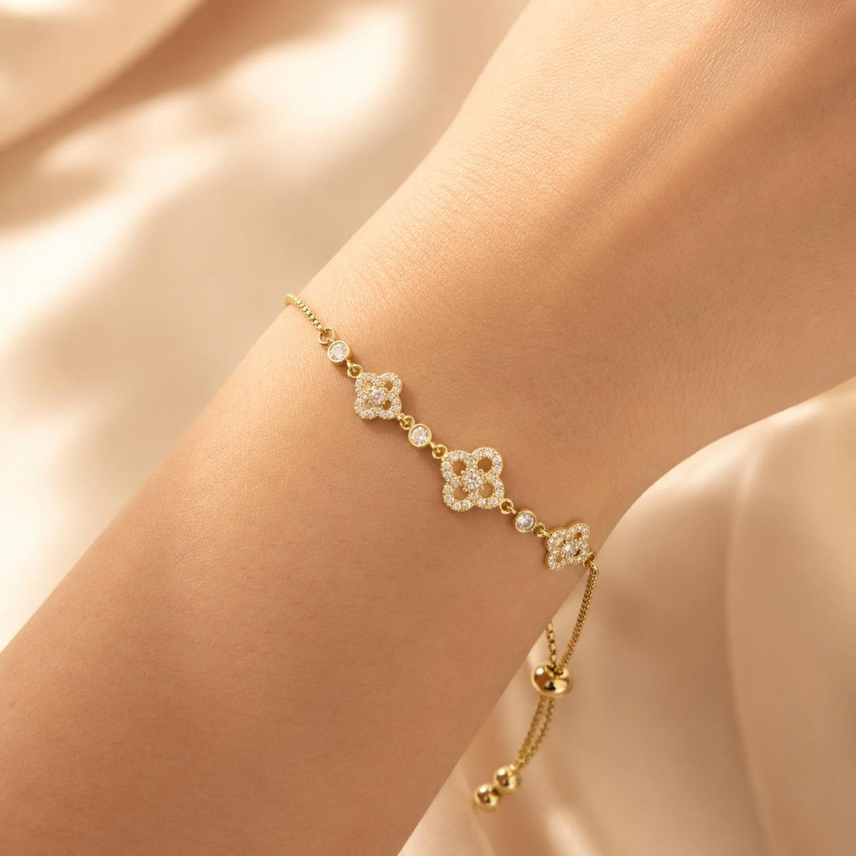 Pulseira Ajustável com Três Trevos Ocos Cravejados de Zircônias | Pulseira Feminina Dourada e Prateada Acessório Delicado Elegante Ideal para Presente
