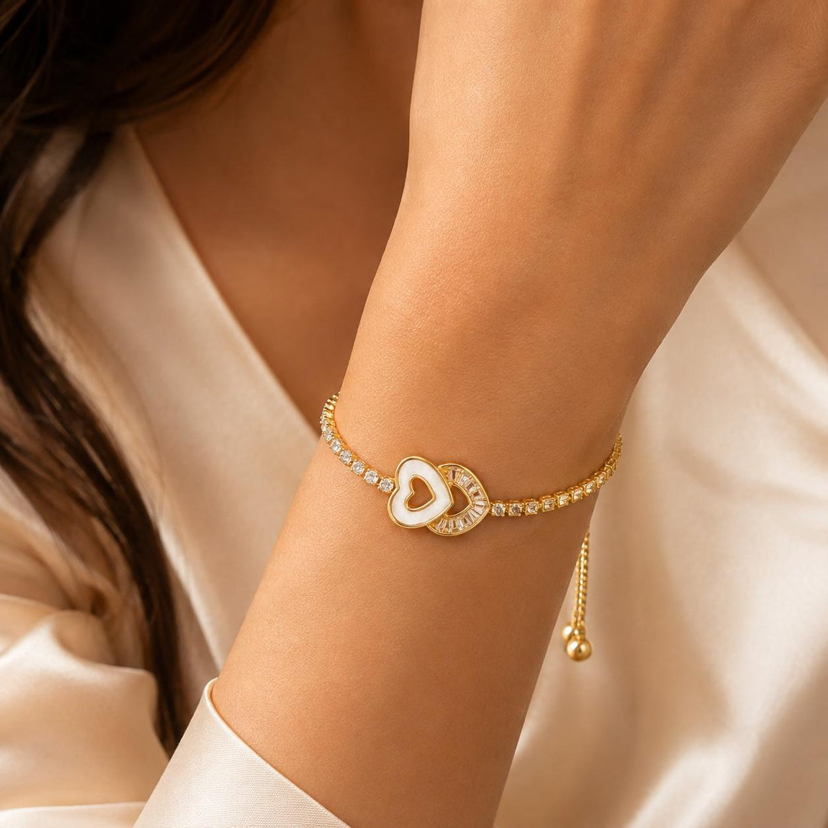 Pulseira Ajustável Coração Duplo Oco com Madrepérola e Zircônias Retangulares | Pulseira Feminina Dourada e Prateada Acessório Sofisticado Romântico para Presente