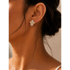 Brinco Flor de Três Pétalas com Zircônias