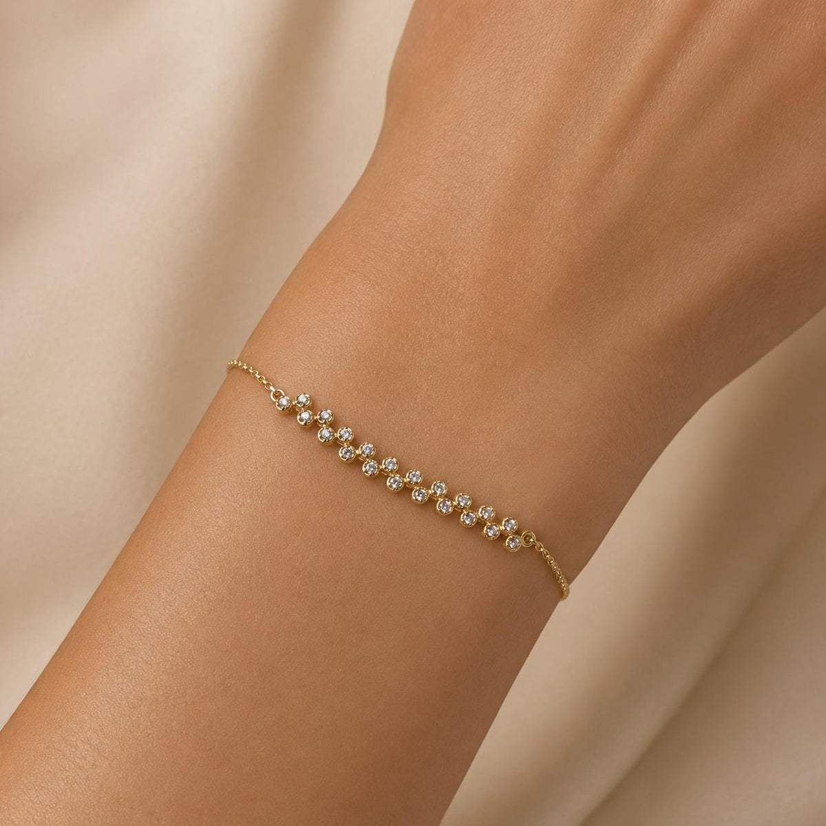 Pulseira Ajustável Fileira de Flores com Zircônias Brilhantes | Pulseira Feminina Dourada e Prateada Acessório Delicado Luxuoso Presente para Mulher