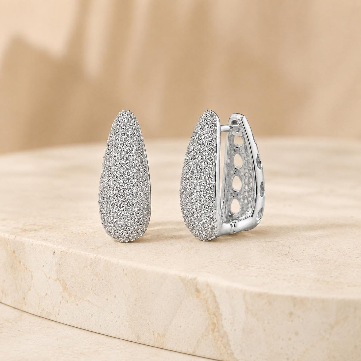Brinco Argola Oval Cravejado Zircônia | Leve, Confortável e Versátil para Todos os Looks
