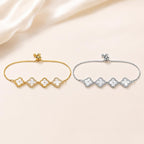 Pulseira Trevo Quatro Folhas com Madrepérola e Zircônias Ajustável | Pulseira Feminina Dourada e Prateada Acessório Delicado Presente