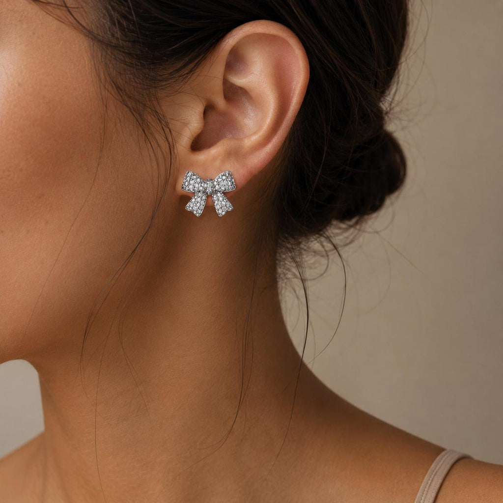 Brinco Laço de Zircônia Luxo - Elegância e Charme em Formato de Laço Incrustado com Zircônias para Mulheres que Apreciam Peças Delicadas e Sofisticadas