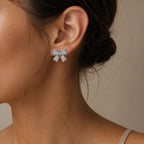 Brinco Laço de Zircônia Luxo - Elegância e Charme em Formato de Laço Incrustado com Zircônias para Mulheres que Apreciam Peças Delicadas e Sofisticadas