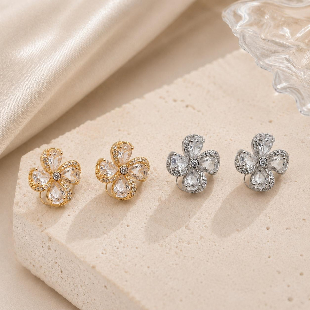 Brinco Flor com Pétalas de Zircônia Design Floral Elegante e Romântico Zircônias de Corte Marquise Brilho Luxuoso para Ocasiões Especiais