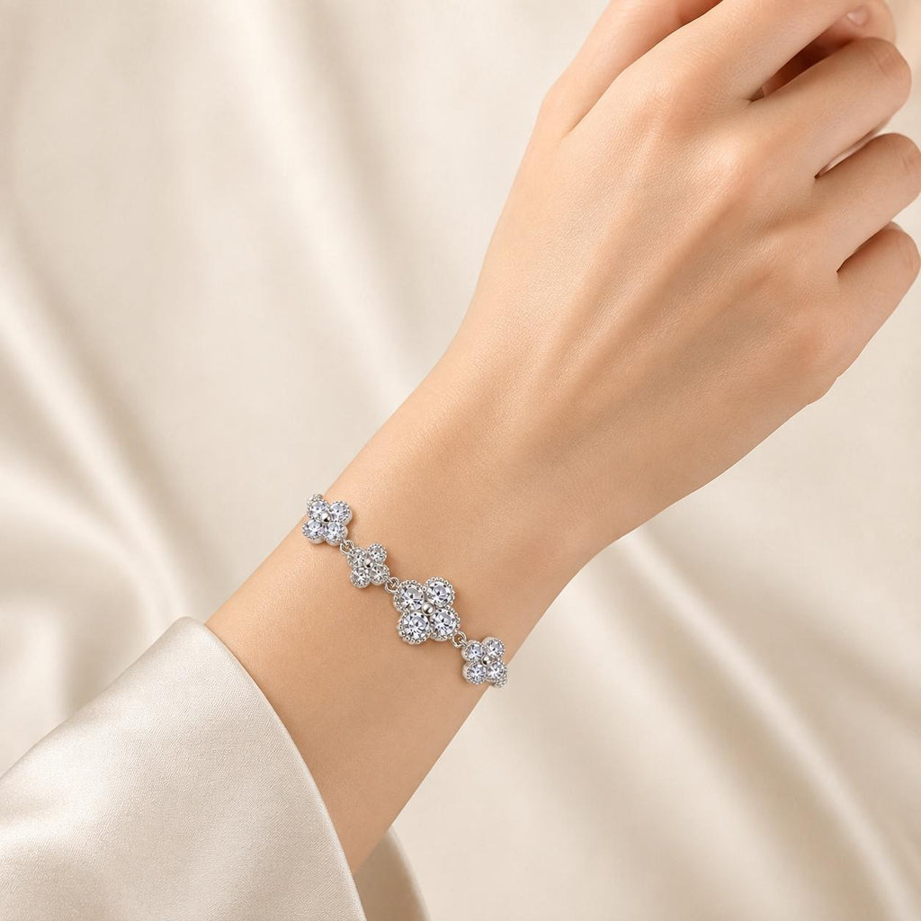 Pulseira Ajustável Flor Trevo Quatro Folhas com Zircônias Brilhantes | Pulseira Feminina Dourada e Prateada Acessório Delicado para Presente