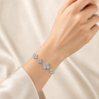 Pulseira Ajustável Flor Trevo Quatro Folhas com Zircônias Brilhantes | Pulseira Feminina Dourada e Prateada Acessório Delicado para Presente