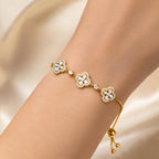 Pulseira Ajustável com Três Trevos de Madrepérola e Zircônias | Pulseira Feminina Dourada e Prateada Acessório Delicado Sorte Presente para Mulher