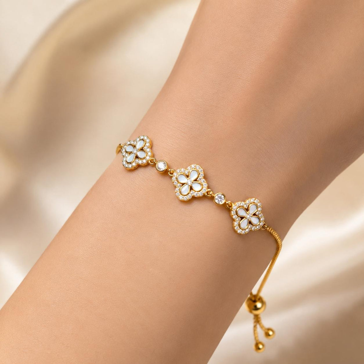 Pulseira Ajustável com Três Trevos de Madrepérola e Zircônias | Pulseira Feminina Dourada e Prateada Acessório Delicado Sorte Presente para Mulher