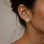 Brinco Flor em Zircônia Luxo - Elegância Floral com Zircônias Centrais para Mulheres Elegantes e Românticas