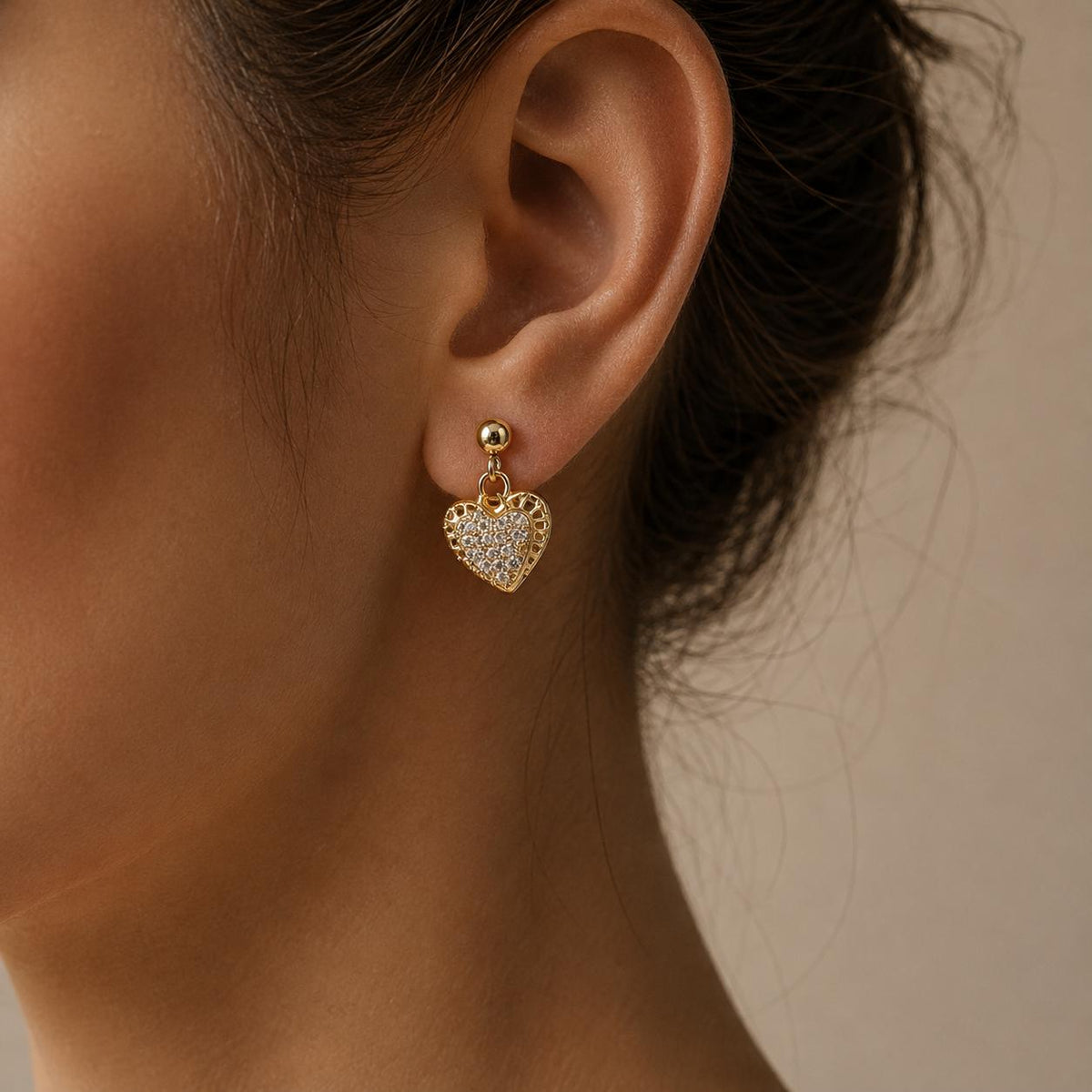 Brinco Coração em Zircônia Luxo - Elegância e Glamour com Design Delicado e Zircônias Brilhantes para Mulheres Charmosas