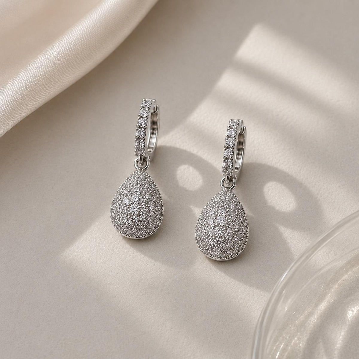 Brinco Gota Pendente em Zircônia Luxo Argola Pequena com Zircônias Brilho Contínuo Elegante e Versátil para Qualquer Ocasião