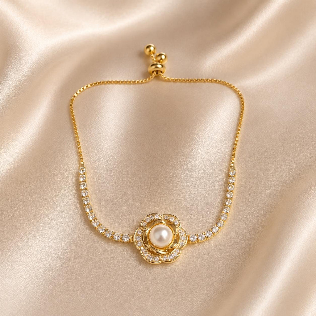 Pulseira Ajustável Flor de Camélia com Pérola Central e Zircônias Brilhantes | Pulseira Feminina Dourada e Prateada Acessório Elegante para Presente