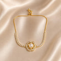 Pulseira Ajustável Flor de Camélia com Pérola Central e Zircônias Brilhantes | Pulseira Feminina Dourada e Prateada Acessório Elegante para Presente