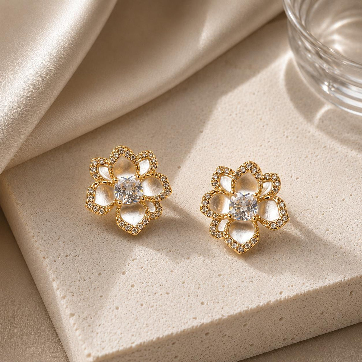 Brinco Flor de Camélia com Esmalte e Zircônias