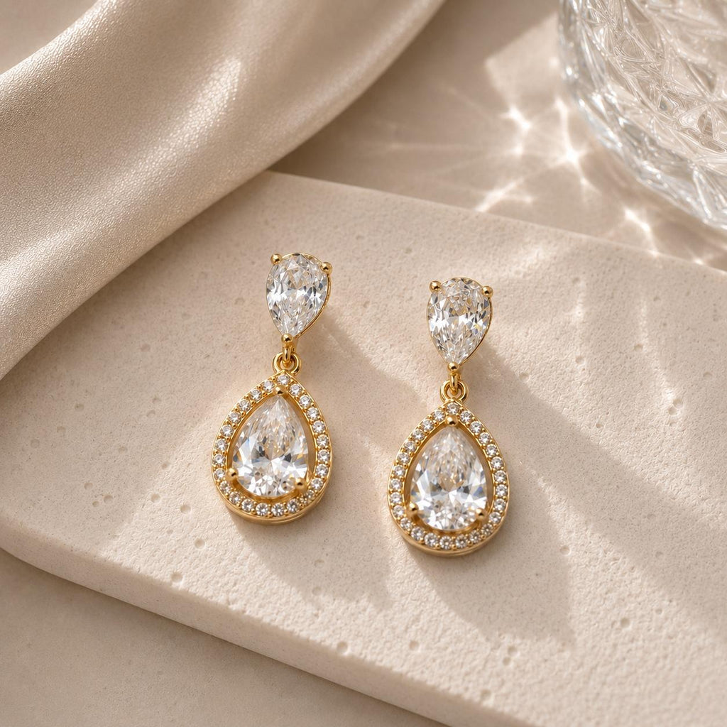 Brinco Gota Dupla com Zircônias Halo Elegância e Brilho Luxuoso Acessório Versátil para Glamour e Sofisticação