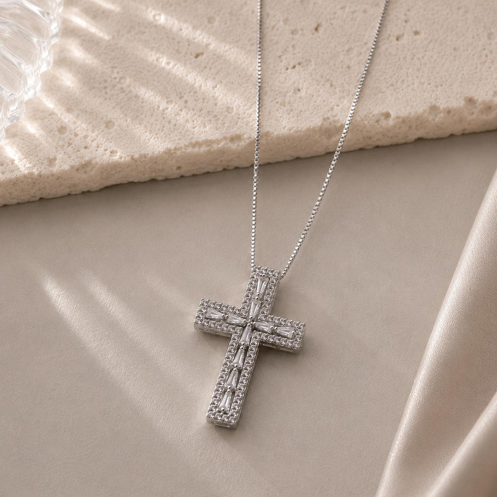 Colar Pingente Cruz 3D Cravejado de Zircônias Baguete