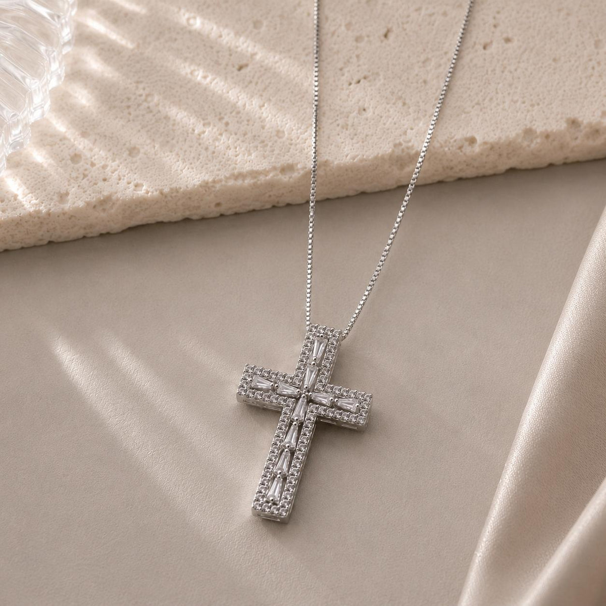 Colar Pingente Cruz 3D Cravejado de Zircônias Baguete