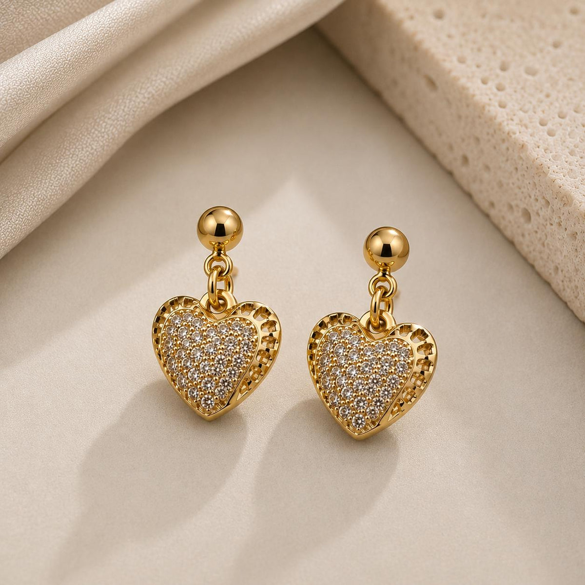 Brinco Coração em Zircônia Luxo - Elegância e Glamour com Design Delicado e Zircônias Brilhantes para Mulheres Charmosas