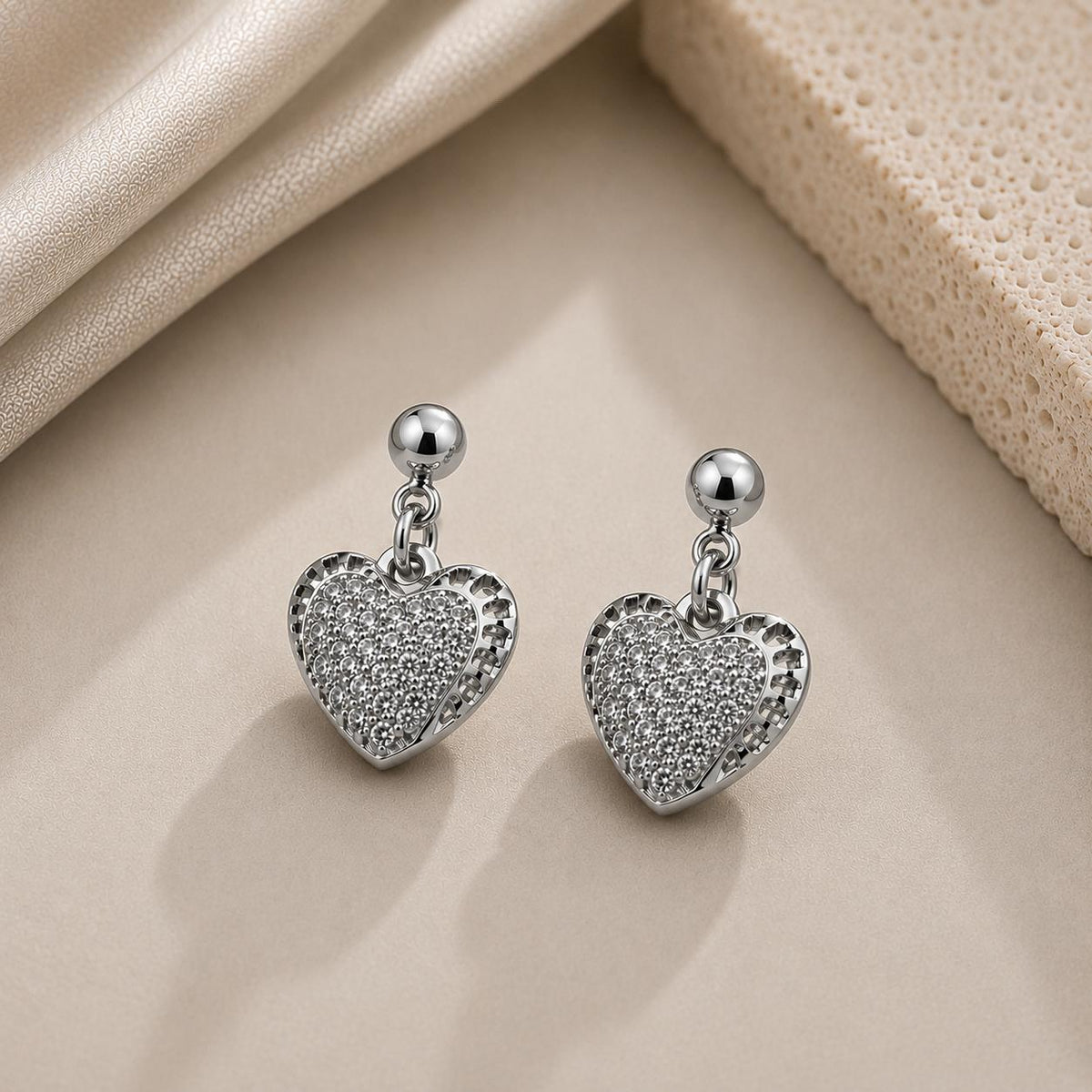 Brinco Coração em Zircônia Luxo - Elegância e Glamour com Design Delicado e Zircônias Brilhantes para Mulheres Charmosas