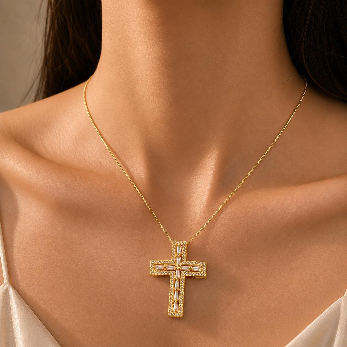 Colar Pingente Cruz 3D Cravejado de Zircônias Baguete