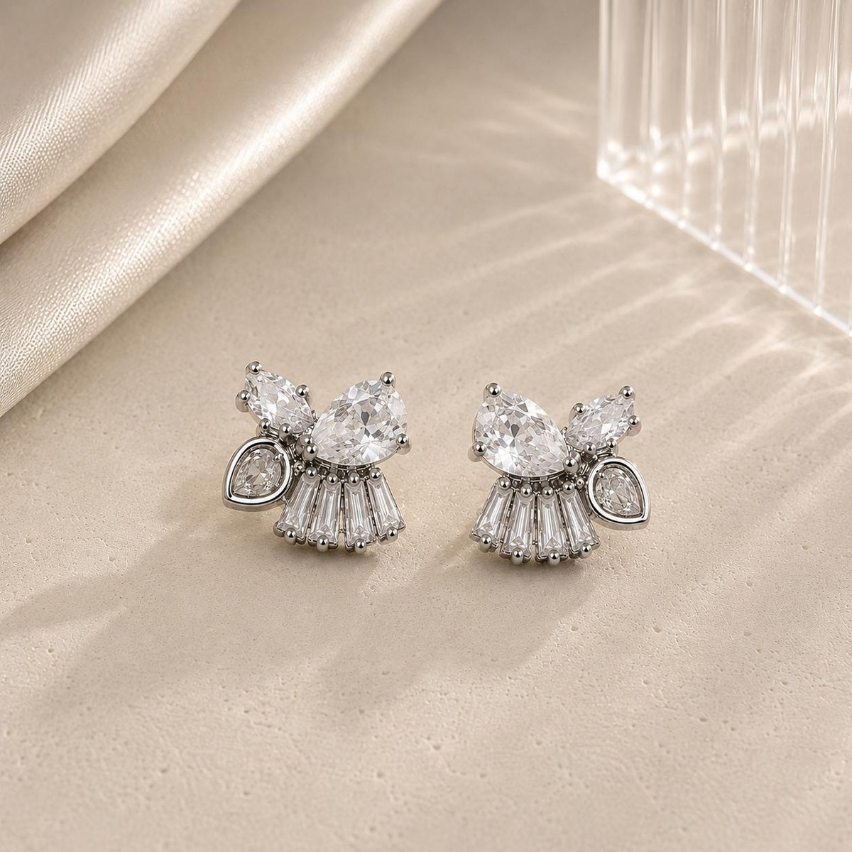 Brincos de Formiga com Zircônias de Cortes Diferentes Elegância e Charme para Mulheres que Buscam Acessórios Delicados e Modernos