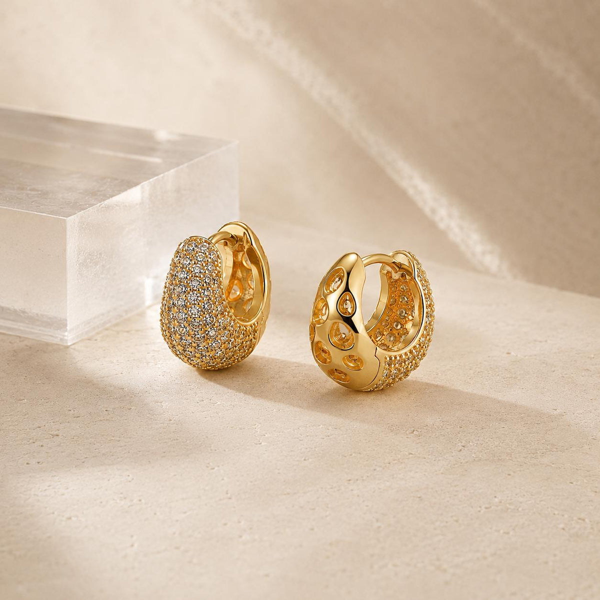 Brinco Argola Oval Pavê Zircônia Dourado/Prateado | Leve, Confortável para Uso Diário e Festas
