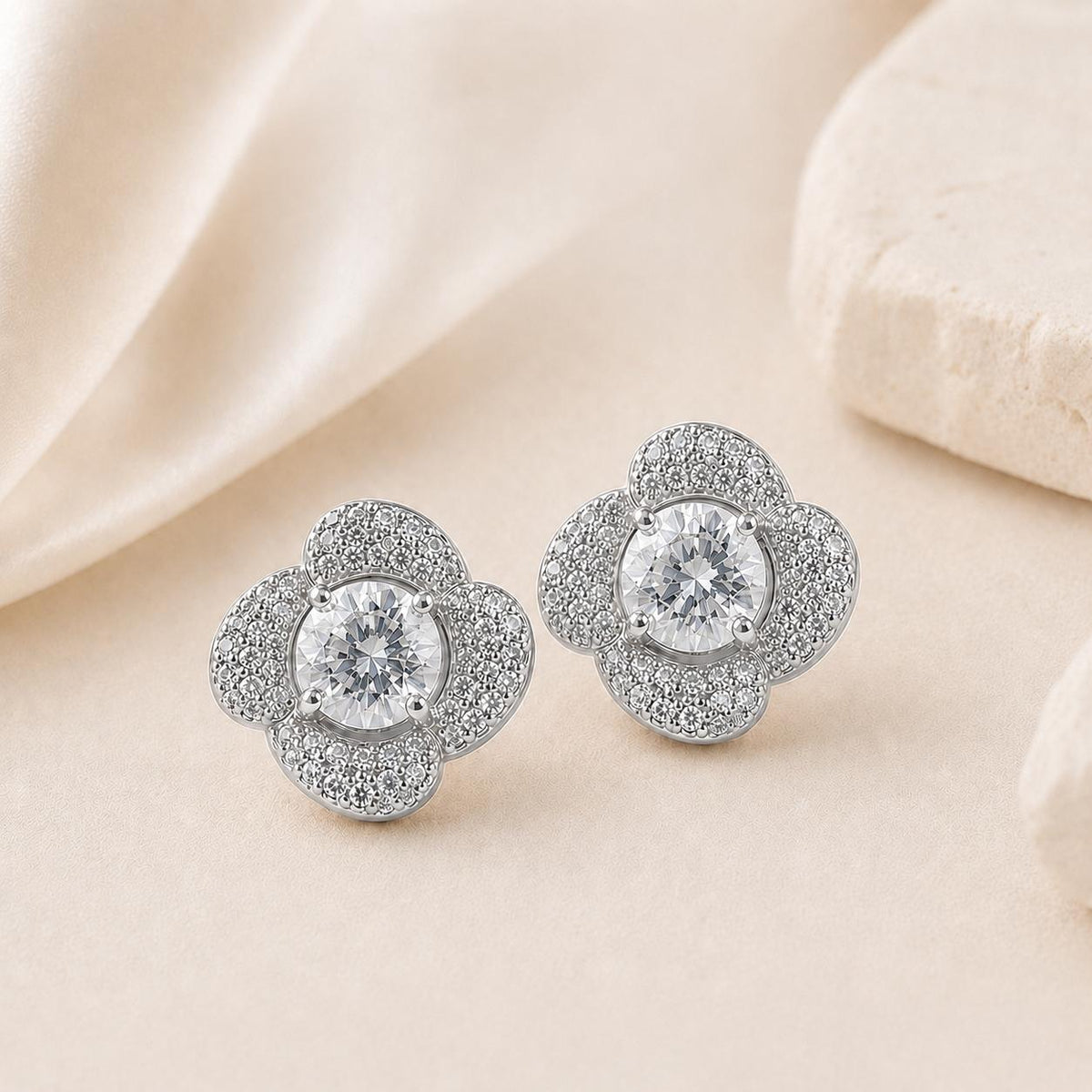 JM Bijuteria Brinco Camélia Flor com Zircônia Halo Elegância e Luxo em Zircônias para Ocasiões Especiais e Dia a Dia