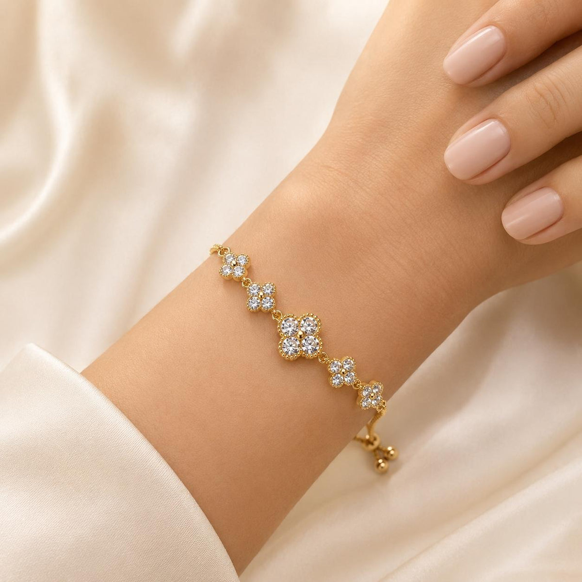 Pulseira Ajustável Flor Trevo Quatro Folhas com Zircônias Brilhantes | Pulseira Feminina Dourada e Prateada Acessório Delicado para Presente