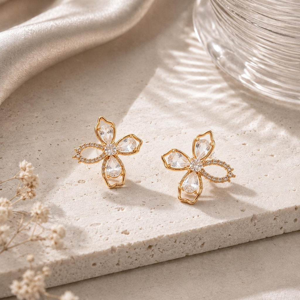 Brinco Flor Assimétrica com Zircônias Corte Marquise e Redondo Design Leve e Moderno para Estilos Românticos