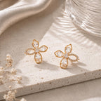 Brinco Flor Assimétrica com Zircônias Corte Marquise e Redondo Design Leve e Moderno para Estilos Românticos