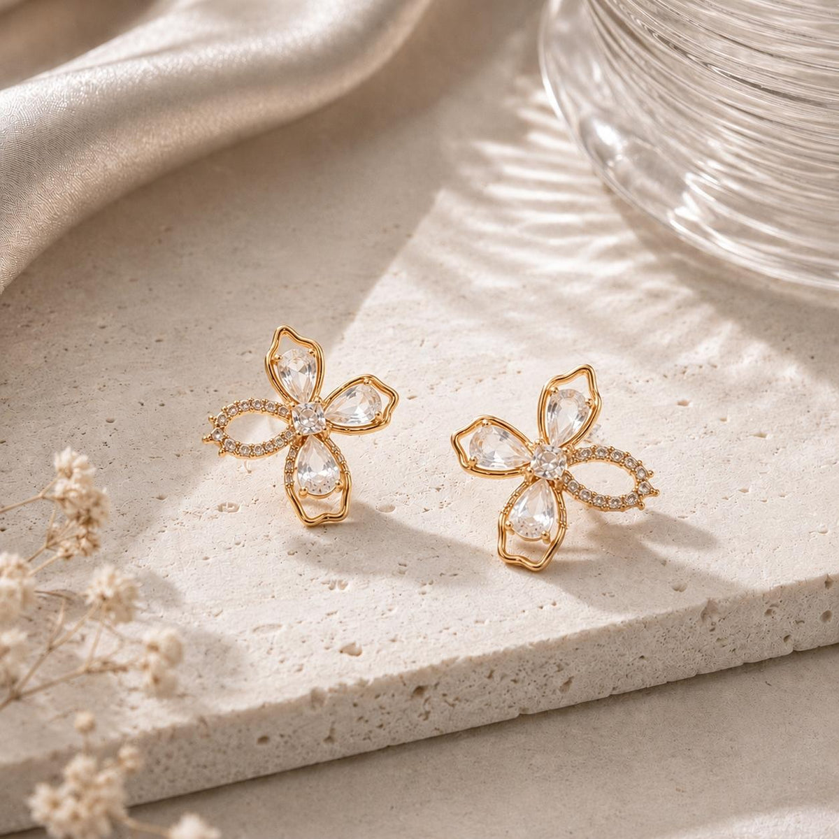 Brinco Flor Assimétrica com Zircônias Corte Marquise e Redondo Design Leve e Moderno para Estilos Românticos