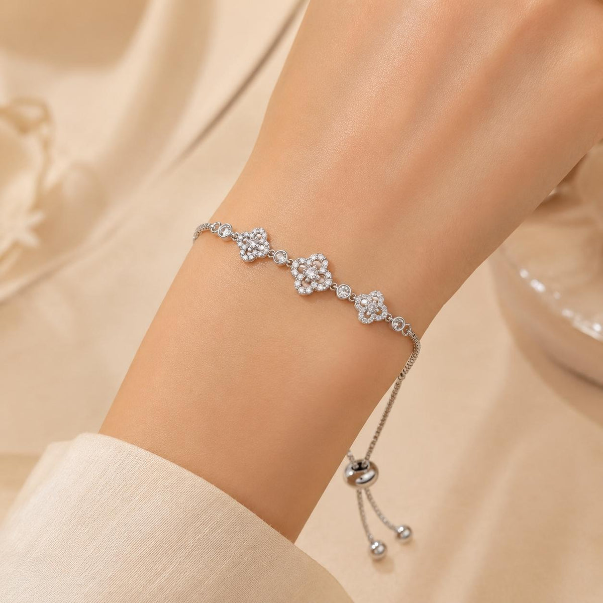 Pulseira Ajustável com Três Trevos Ocos Cravejados de Zircônias | Pulseira Feminina Dourada e Prateada Acessório Delicado Elegante Ideal para Presente