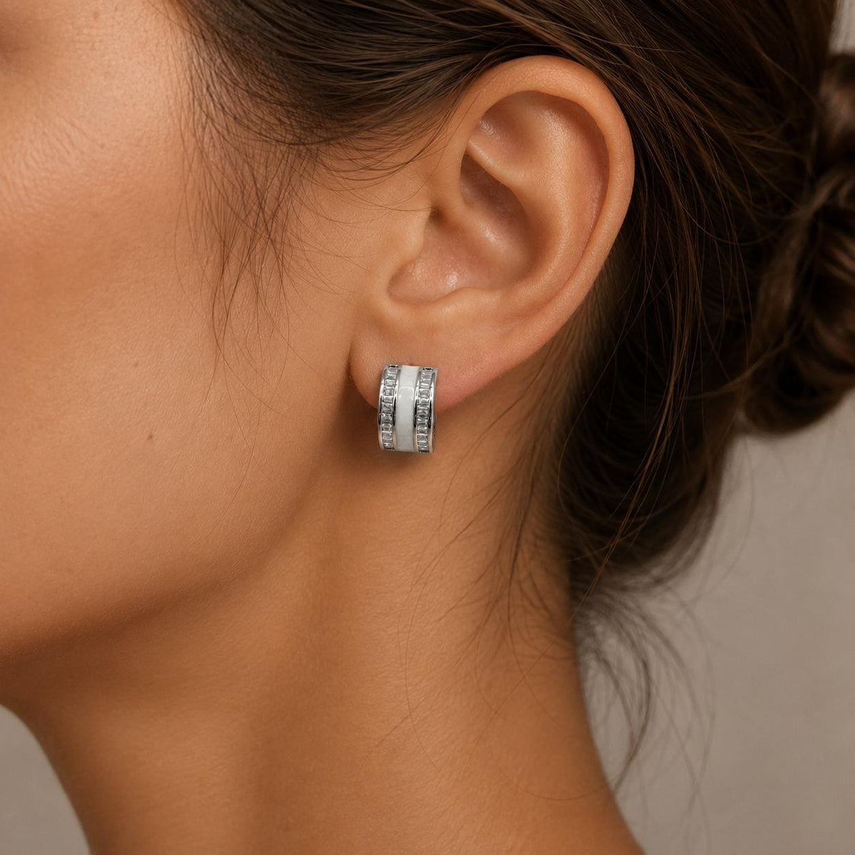 Brinco Argola Meia Lua com Esmalte e Zircônias Baguete