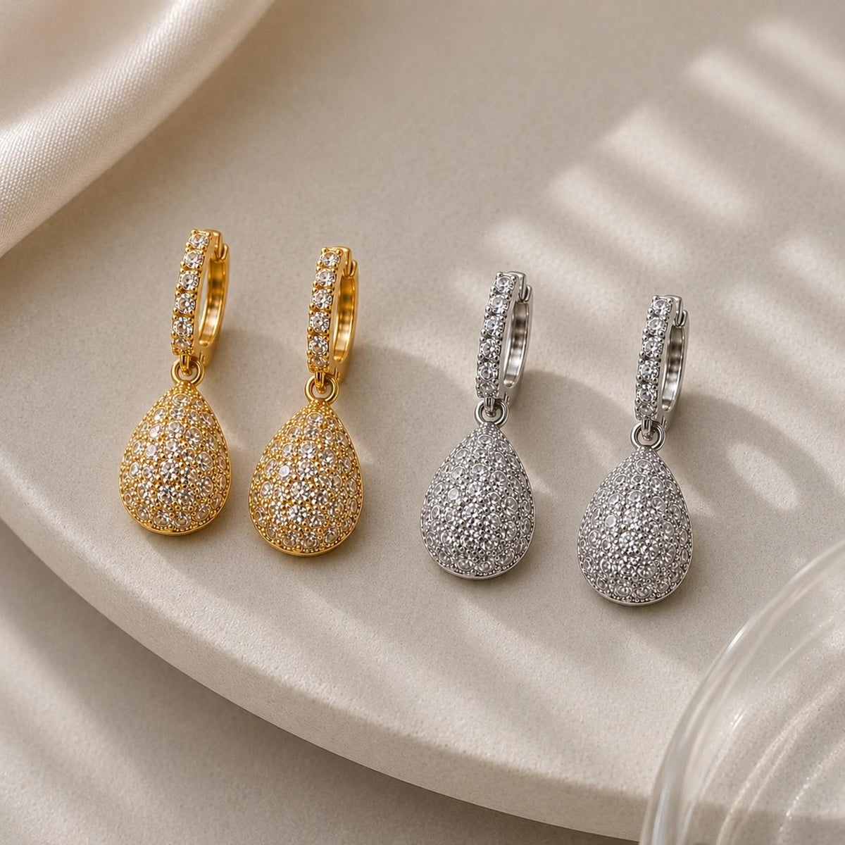 Brinco Gota Pendente em Zircônia Luxo Argola Pequena com Zircônias Brilho Contínuo Elegante e Versátil para Qualquer Ocasião