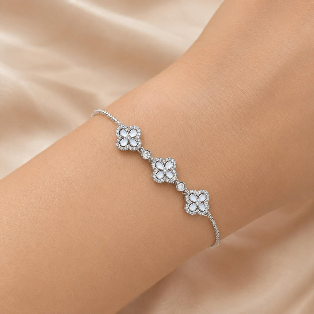 Pulseira Ajustável com Três Trevos de Madrepérola e Zircônias | Pulseira Feminina Dourada e Prateada Acessório Delicado Sorte Presente para Mulher