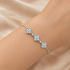Pulseira Ajustável com Três Trevos de Madrepérola e Zircônias | Pulseira Feminina Dourada e Prateada Acessório Delicado Sorte Presente para Mulher