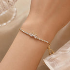 Pulseira Ajustável Laço com Dois Corações e Zircônias Brilhantes | Pulseira Feminina Dourada e Prateada Acessório Elegante para Presente