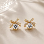 JM Collection Brinco Laço com Zircônia Central Dourado e Prata Acabamento Premium Zircônia Brilhante Elegância e Versatilidade