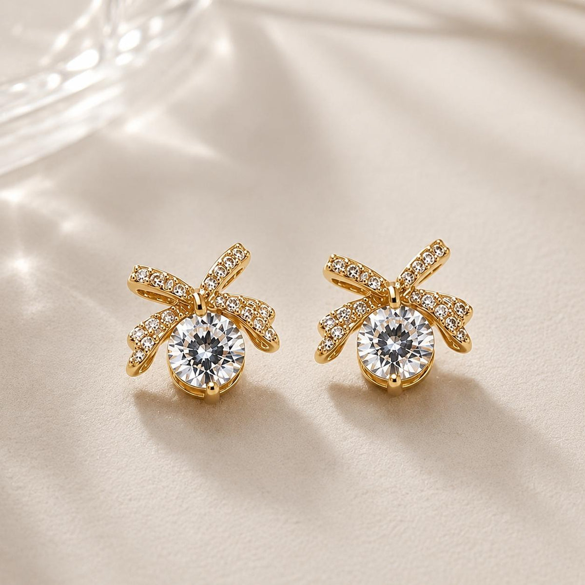 JM Collection Brinco Laço com Zircônia Central Dourado e Prata Acabamento Premium Zircônia Brilhante Elegância e Versatilidade