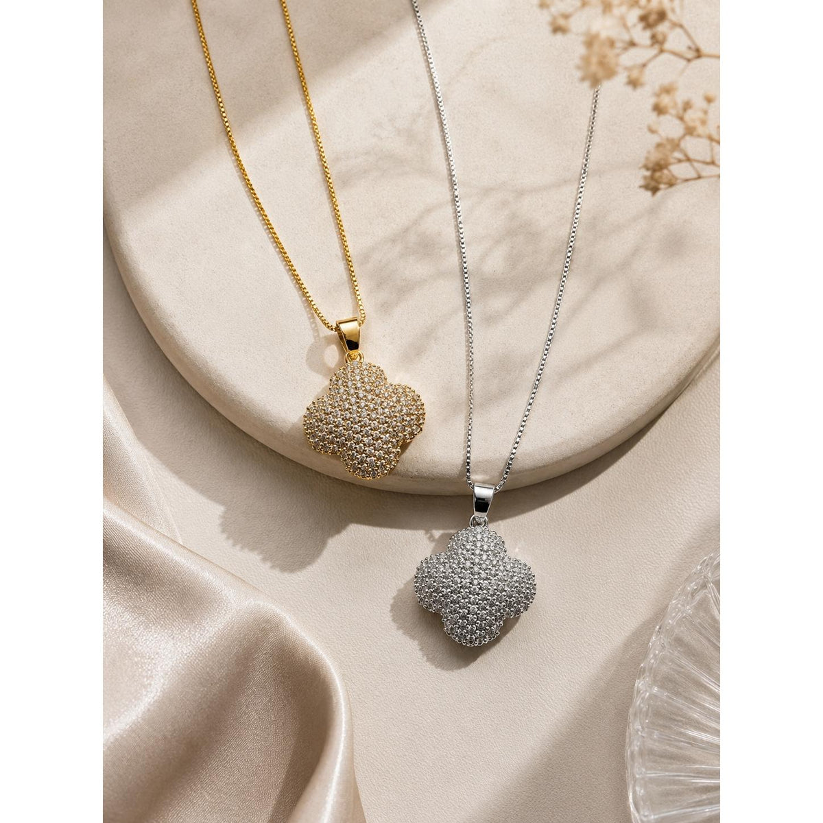 Colar Pingente Trevo/Clover Cravejado de Zircônias