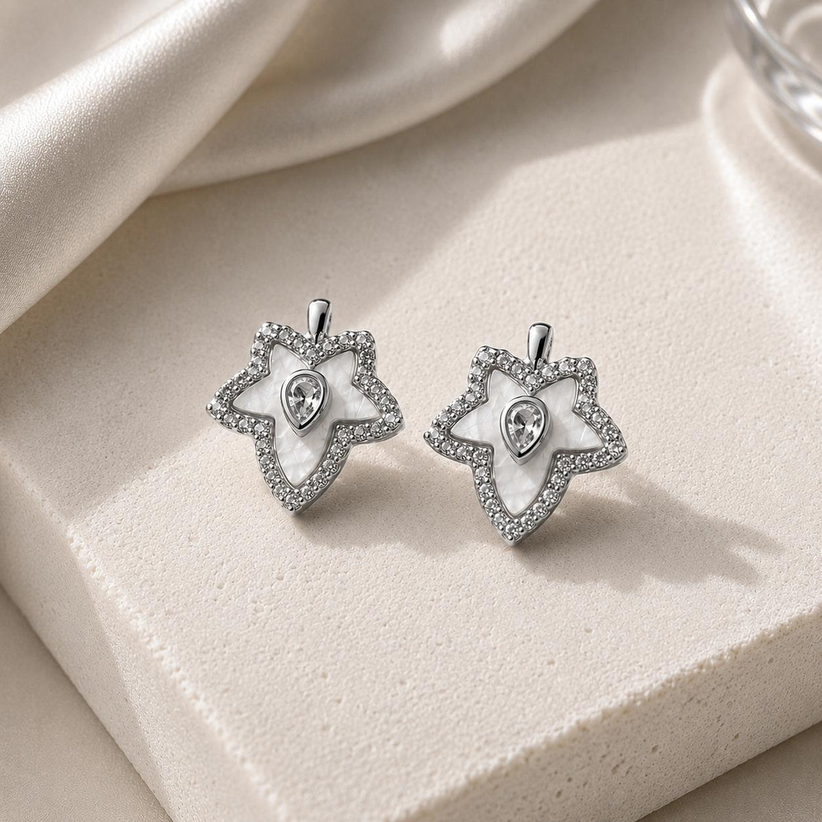 Brinco Estrela com Esmalte e Zircônias