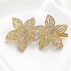 Presilha Duas Flores Cinco Pétalas Vazadas com Zircônias Brilhantes | Grampo Dourado e Prateado Acessório Feminino Elegante para Cabelo