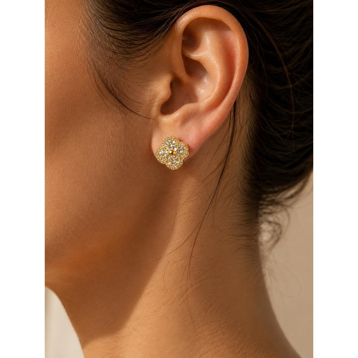 Brinco Trevo Flor em Zircônia Halo Design Floral Elegante com Zircônias em Camadas para Sorte e Glamour