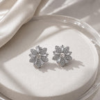 Brinco Flor Estrela com Zircônias Redondas e Corte Baguete Design Simétrico Brilho Contínuo Elegância e Sofisticação para Qualquer Ocasião