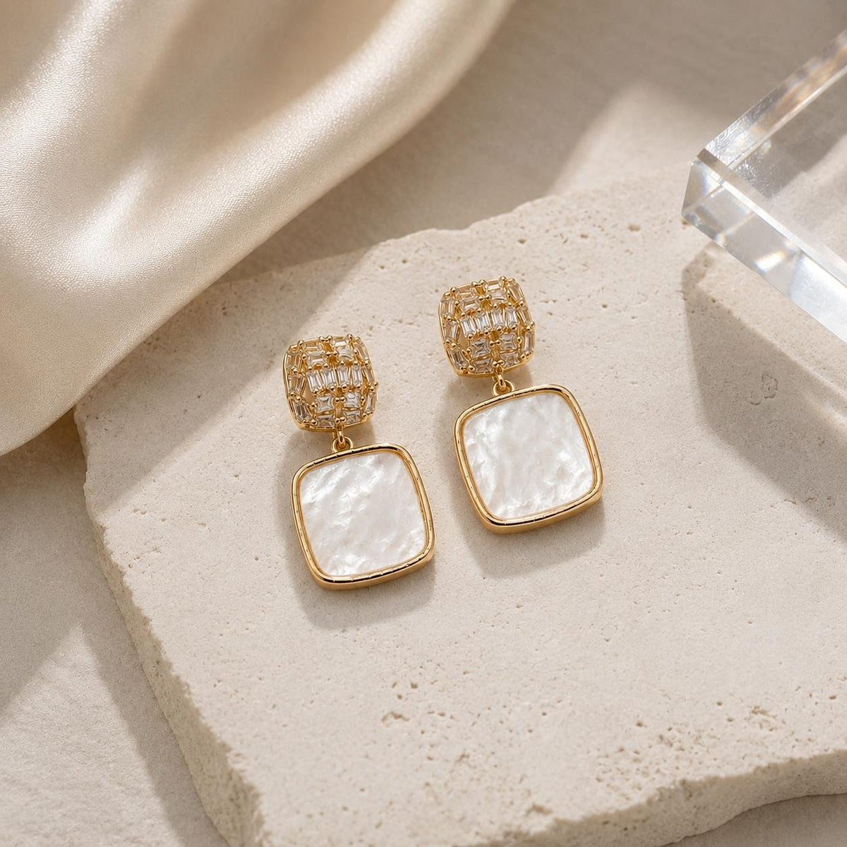 Brinco Pendente Duplo Quadrado com Zircônias e Madrepérola