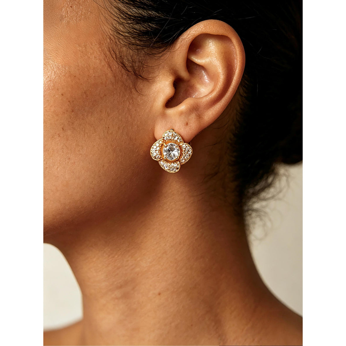 JM Bijuteria Brinco Camélia Flor com Zircônia Halo Elegância e Luxo em Zircônias para Ocasiões Especiais e Dia a Dia