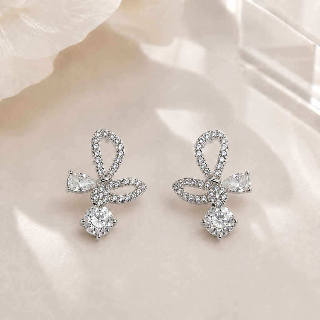Brinco Borboleta com Zircônias Elegância em Cada Detalhe Asas Vazadas Pedras Principais Leve e Feminino Charmoso e Elegante